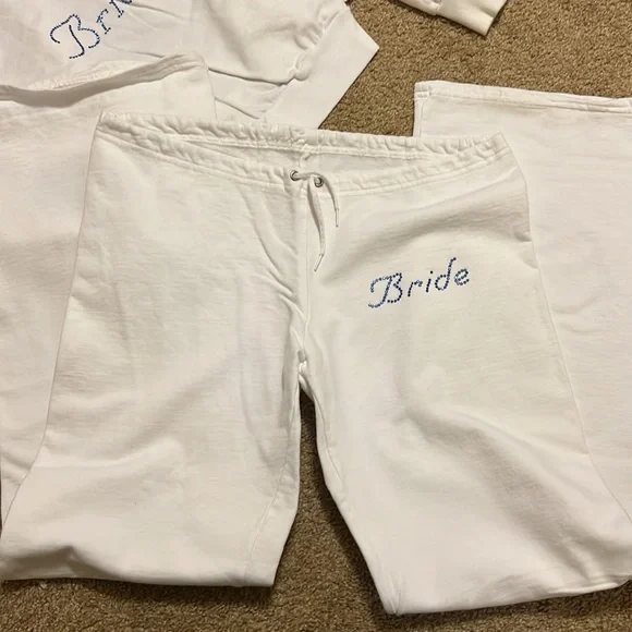 California fleece jogging pants XL and jacket L, but runs a little small. - Picture 5 of 8